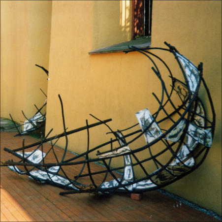 GR.KANU, Keramik, geschwrztes Holz , Installation in der Ruine d. Johanniskirch in Oberursel