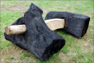 GR.HAMMERFORM, 2011, Eichenhlzer z.T. mit Feuer geformt