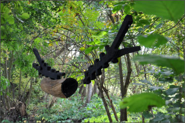 HJORTSPRING PPOJEKT , Installation ber dem Wasser, Skulpturenpark Eschborn 2012, Holz, z.T. Feuer-geschwrzt