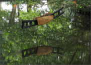 HJORTSPRING PPOJEKT , Installation ber dem Wasser, Skulpturenpark Eschborn 2012, Holz, z.T. Feuer-geschwrzt